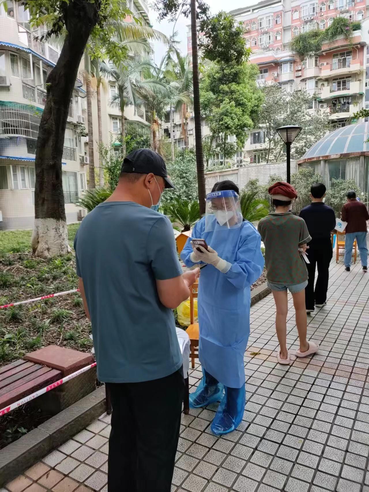 2022.9.4現(xiàn)代農(nóng)擔(dān)黨支部組織委員、副總經(jīng)理高洪燕在所住小區(qū)（武侯區(qū)雙楠花園）協(xié)助社區(qū)核酸檢測(cè)登記、掃碼工作 (2)