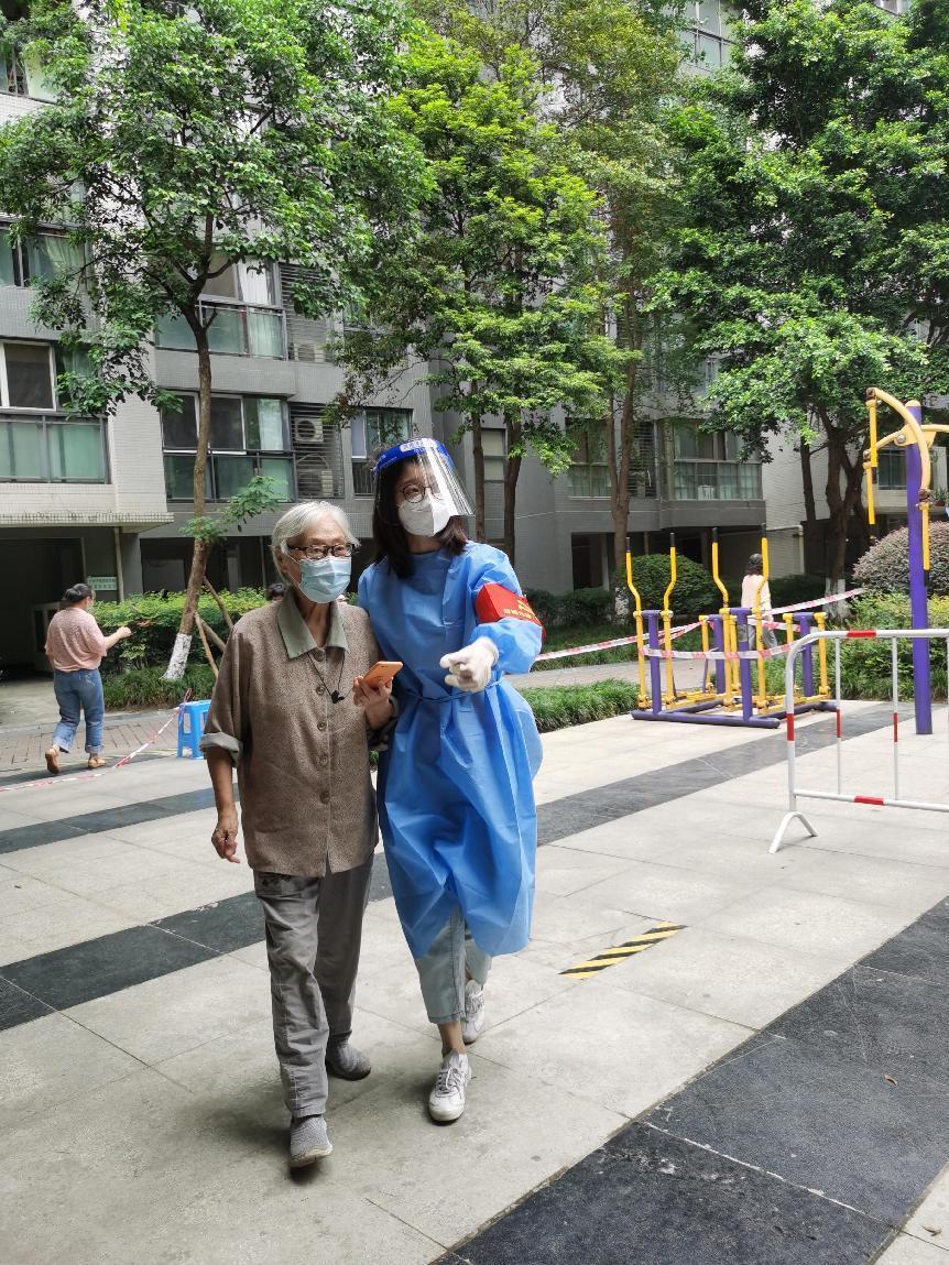 2022.9.5綜合辦公室行政文秘何彥同志（預備黨員）參與營門口街道銀桂社區(qū)所住小區(qū)（金牛區(qū)華宇錦城名都）協(xié)助核酸檢測秩序維護、負責幫助參加核酸的有困難老人、孩童 (1)