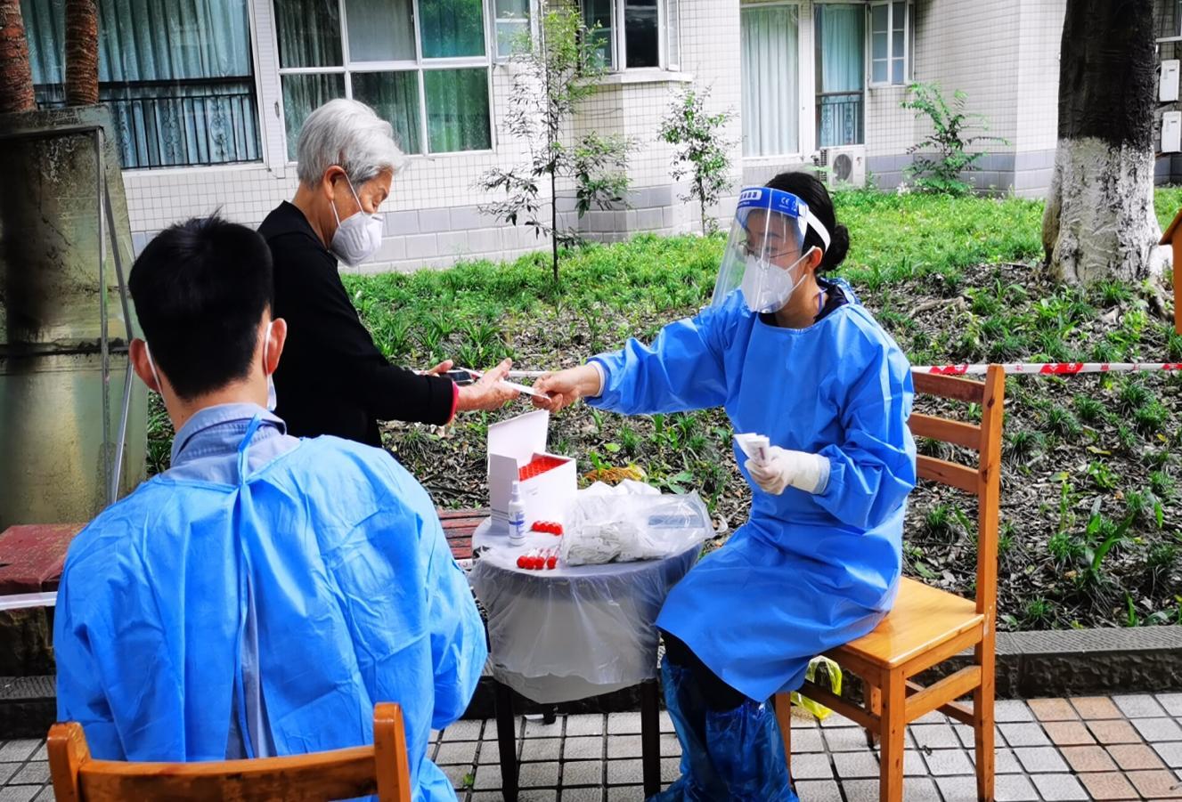 2022.9.4現代農擔黨支部組織委員、副總經理高洪燕在所住小區(qū)（武侯區(qū)雙楠花園）協(xié)助社區(qū)核酸檢測登記、掃碼工作