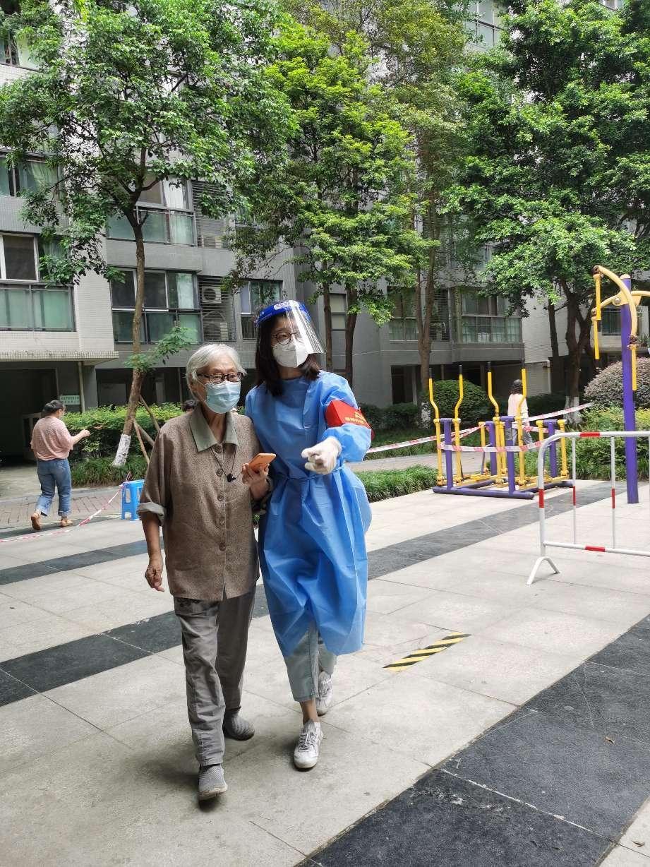 2022.9.5綜合辦公室行政文秘何彥同志（預(yù)備黨員）參與營(yíng)門口街道銀桂社區(qū)所住小區(qū)（金牛區(qū)華宇錦城名都）協(xié)助核酸檢測(cè)秩序維護(hù)、負(fù)責(zé)幫助參加核酸的有困難老人、孩童 (1)
