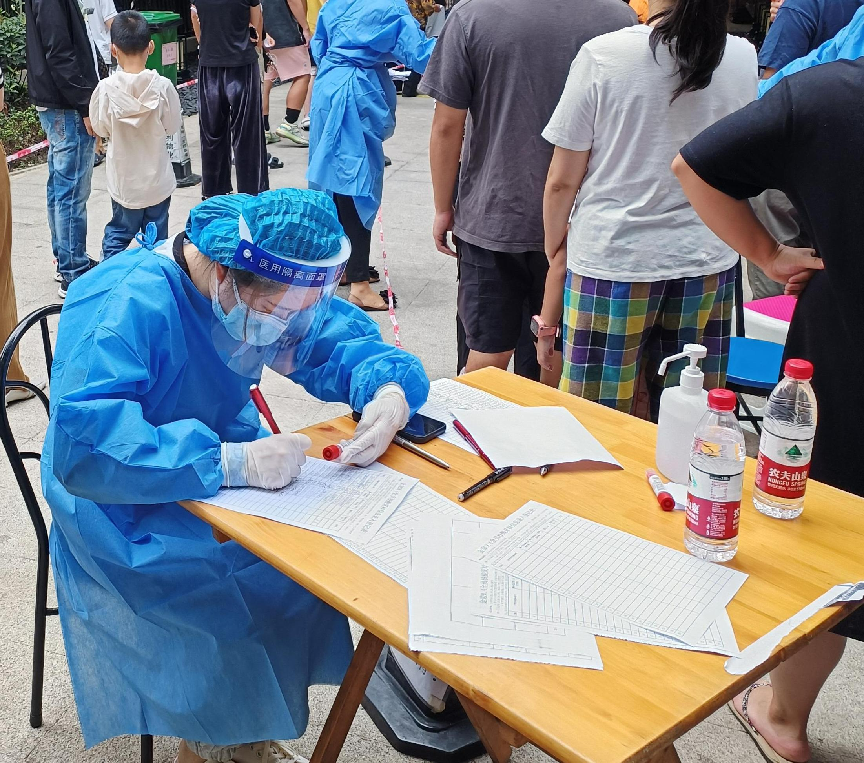 2022.9.4現代農擔綜合辦公室行政主管王雨曦參與金泉街道金橋社區(qū)所住小區(qū)（金牛區(qū)保利國賓首府）核酸檢測掃碼登記工作 (3)(1)