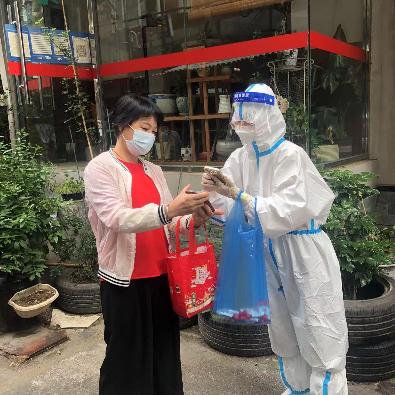 9月5日上午，擔(dān)保業(yè)務(wù)二部鄒杰（入黨積極分子）到崇德里社區(qū)報(bào)道，經(jīng)過(guò)崗前培訓(xùn)后，投入到核酸檢測(cè)掃碼錄入工作（1）